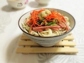 面条里放入各种菜码、花椒油、麻酱、蒜汁调均即可