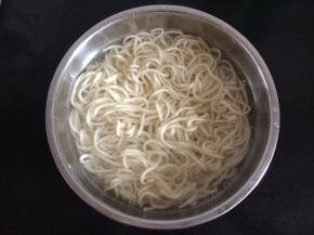 煮熟的面条捞出过一下冷水，如果是夏天可以多过两遍水，吃着凉爽