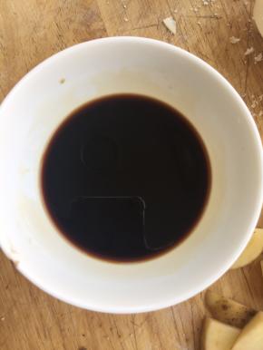 蚝油，蒸鱼豉油，一级酱油，调成一碗，加点水，倒入锅中，冒泡以后倒回碗里