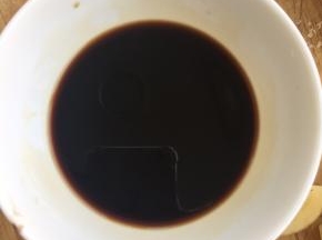 蚝油，蒸鱼豉油，一级酱油，调成一碗，加点水，倒入锅中，冒泡以后倒回碗里