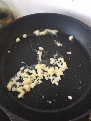 锅内烧油，放入蒜瓣爆香