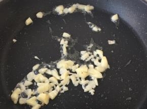 锅内烧油，放入蒜瓣爆香
