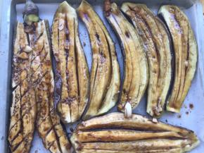 把酱汁刷到茄子上，在刷少许油，烤箱预热【160度】放入中层，15分钟。然后放入上层，200度，5分钟，拿出来就可以装盘了