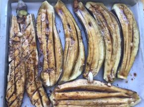 把酱汁刷到茄子上，在刷少许油，烤箱预热【160度】放入中层，15分钟。然后放入上层，200度，5分钟，拿出来就可以装盘了