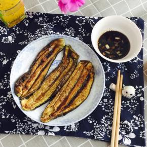 如果觉得淡，可以沾着汤汁吃，汤汁也是熟的，或者可以倒在上面，