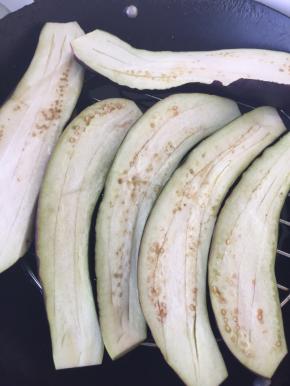 茄子切半，表面划几刀，放在蒸屉上锅蒸