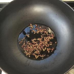 锅内放少许的水，倒入花椒