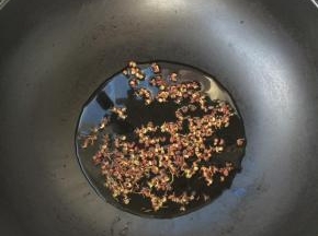 锅内放少许的水，倒入花椒