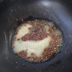 把锅内的水烧开