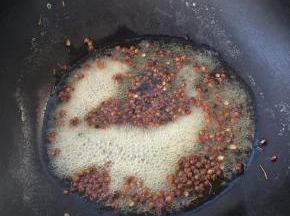 把锅内的水烧开