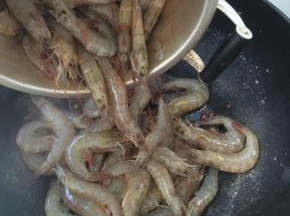 放入洗干净的虾