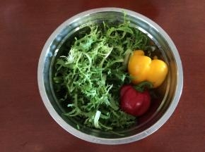 准备食材：苦菊、彩椒