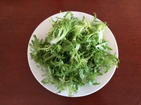 苦菊摘洗干净，沥去水分