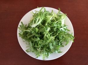 苦菊摘洗干净，沥去水分