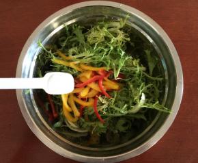 把苦菊和彩椒放在一起，加入精盐、白糖、白醋、味精、香油等调味品