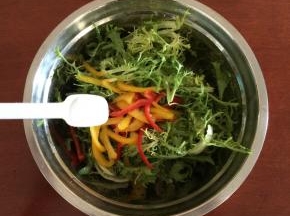 把苦菊和彩椒放在一起，加入精盐、白糖、白醋、味精、香油等调味品