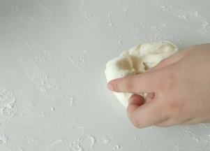 面团发酵好，取出，充分揉捏排气。