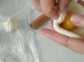 包入奶黄馅。