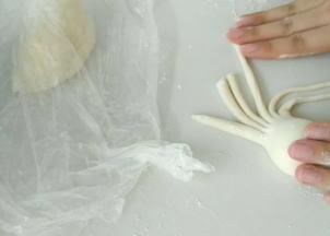 然后尾部捏变，用刀切出章鱼的足。