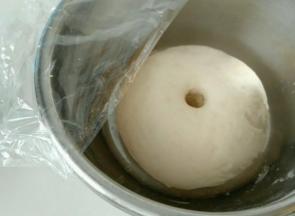 面团发酵到这样就差不多发酵好了，用手戳不变形。