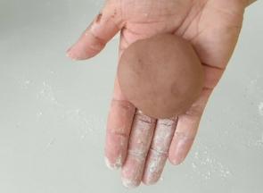 取一小块白面团加入可可粉，揉匀。