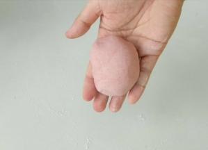 同理，放入红曲米粉，揉匀。