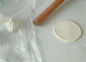 剩下的白面团，充分揉捏排气，擀成包子皮，但要比包子皮稍厚些。