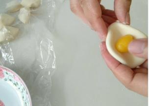 喜欢什么陷，放什么。这里是奶黄馅。