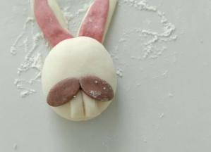 贴上胡子。我这是用模具整的，没有模具的可以用剪刀剪啊。