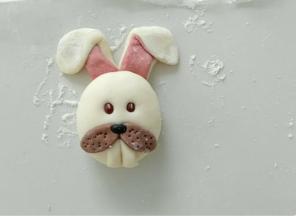 红豆做眼睛，胡子上牙签戳几个洞。黑豆做鼻子。好了，做好了，冷水上锅蒸，开中小火。