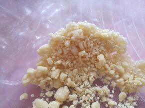 用手搓成酥粒。