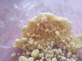 用手搓成酥粒。