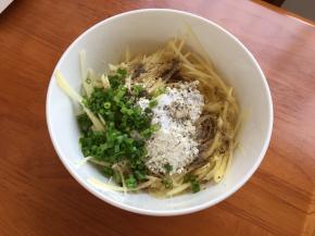 洗净的土豆丝里面加入面粉、盐、清水、葱、黑胡椒碎。