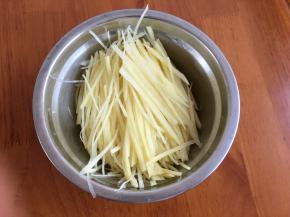 土豆切细丝。洗净沥水。