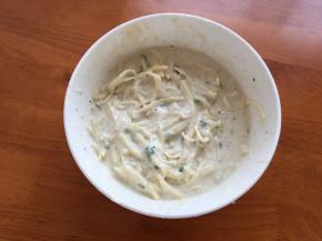 戴上手套抓均匀，调成稀泥状，清水要一点一点的加。