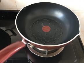 不粘锅烧热稍微放点油，烧热油。