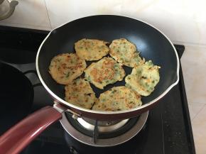 可以分开，然后煎至金黄后反面煎透即可。