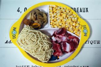 准备食材：自制的手工蛋面1个，排骨100克，玉米粒100克，大瑶柱1个，姜一小块。