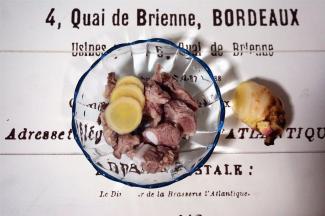 排骨焯水后洗净浮沫，姜切片取3小片即可。