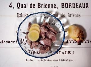 排骨焯水后洗净浮沫，姜切片取3小片即可。