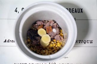 将玉米粒，瑶柱，排骨，姜片放入电炖锅内胆。