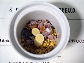 将玉米粒，瑶柱，排骨，姜片放入电炖锅内胆。