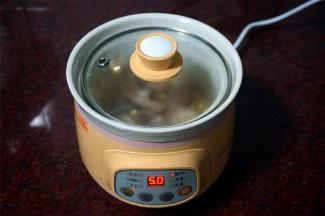 选择营养汤程序（默认4个小时），然后按下预约键，输入预约时间，即可。