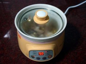 选择营养汤程序（默认4个小时），然后按下预约键，输入预约时间，即可。