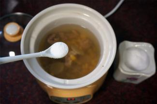 汤熬制好后，加入2克食盐拌均。