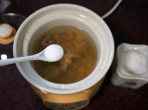 汤熬制好后，加入2克食盐拌均。