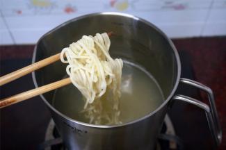 面条煮熟后捞起，放入大碗。