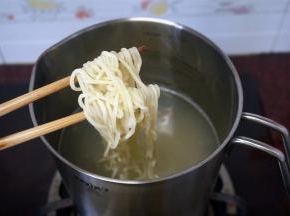 面条煮熟后捞起，放入大碗。