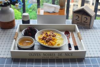 盛入玉米骨汤，汤面完成。