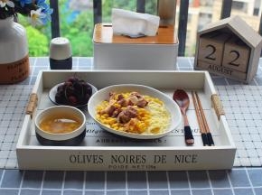 盛入玉米骨汤，汤面完成。